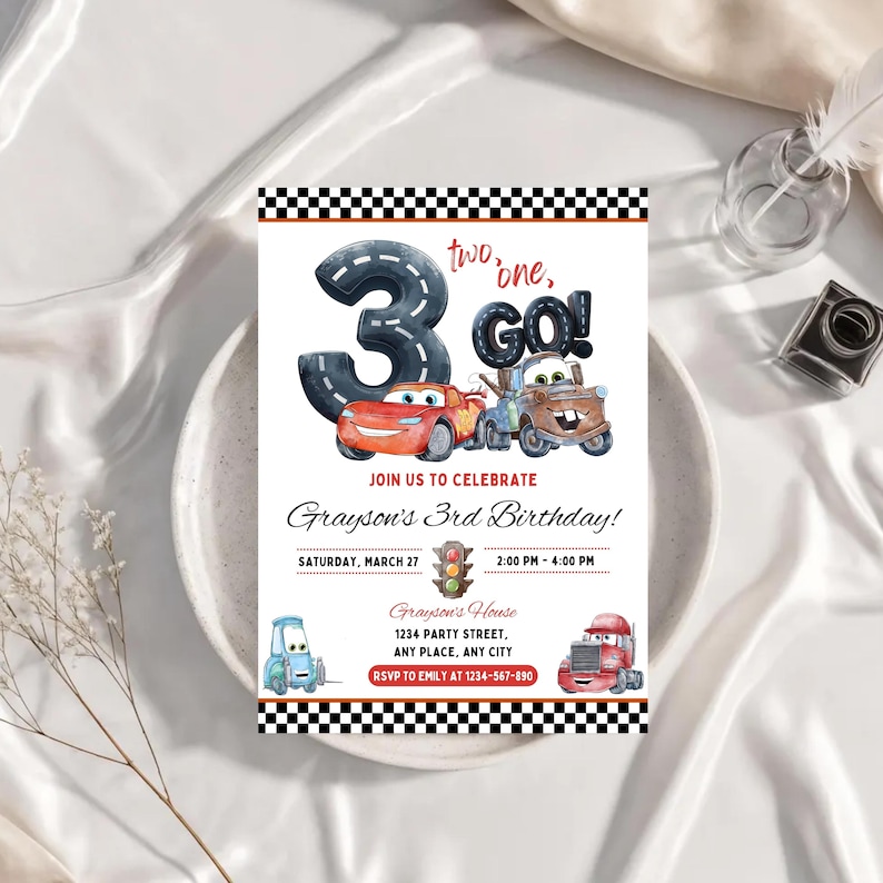 Puede incluir: Una invitaci&oacute;n de cumplea&ntilde;os con el n&uacute;mero 3 en forma de carretera, coches de dibujos animados y el texto "two, one, GO!". Anuncia el 3er cumplea&ntilde;os de Grayson, incluyendo fecha, hora y detalles de RSVP. Dise&ntilde;o con borde a cuadros.