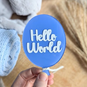 Disque acrylique ballon peint | Faire-part nouveau-né | faire-part de naissance | Panneau d'arrivée de bébé | Bonjour tout le monde | Bébé ballon Milestone
