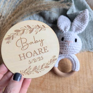Plaque en bois personnalisée | Hochet lapin au crochet | Disques de cartes d'étape | Coffret cadeau de bienvenue pour nouveau-né | Panneau d'hôpital pour nouveau-né | Cadeau d'étape