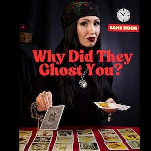 Könnte beinhalten: Eine Person mit langem schwarzem Haar und einem dunklen Kopftuch mit Blumenmuster führt eine Tarotkarten-Lesung durch. Der Text Why Did They Ghost You? und SAME HOUR mit einem Uhrensymbol stehen darüber. Tarotkarten liegen auf einer roten Fläche.