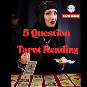 以下が含まれることがあります： 「5 Question Tarot Reading」および「SAME HOUR」というテキストと時計のアイコンが表示されたタロット占いサービス。黒い服と花柄のヘッドスカーフを身に着けた人物が、タロットカードが並べられた赤いテーブルの上でカードを1枚手に持っている様子が写っています。