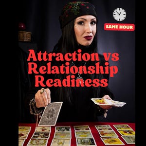 Op de afbeelding: Een persoon met lang donker haar, een zwarte hoofddoek en donkere kleding houdt tarotkaarten vast boven een rood oppervlak met een spreiding van kaarten. De tekst luidt Attraction vs Relationship Readiness en SAME HOUR met een klokicoon.