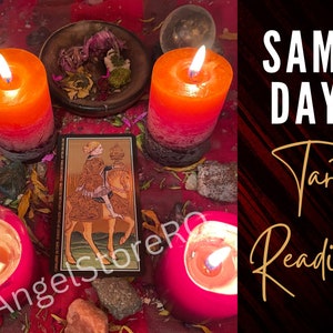 Puede incluir: Una configuración de lectura de tarot con cuatro velas encendidas, una carta de tarot y varios cristales y hierbas sobre una superficie de terciopelo rojo. El texto "SAME DAY Tarot Reading" es visible en el fondo.