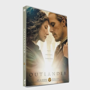 Puede incluir: Una caja de DVD de la octava temporada de Outlander con un perfil de una mujer de pelo rizado y un hombre frente a frente. El texto dice Outlander Season Eight y Past. Present. Forever. La paleta de colores es beige, marrón y crema.