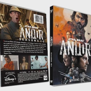 以下が含まれることがあります： スター・ウォーズ：アンドー シーズン1＆2のDVDセット。カバーには、主人公と他のキャストメンバーの劇的な画像が使用されています。ケースの裏側にはあらすじとDisney+のロゴが記載されています。