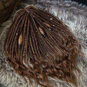 Rastas de ganchillo vikingas, rastas sintéticas color marrón cobrizo, extensiones de cabello ondulado DE y SE, juego de rastas con cuentas de madera, rastas rizadas