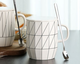 Taza de café de cerámica con relieve, tapa y cuchara – Cerámica artesanal