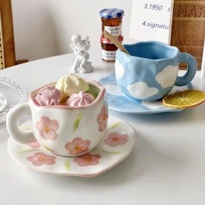 Tazza e piattino in ceramica dipinti a mano, motivo floreale a forma di nuvola