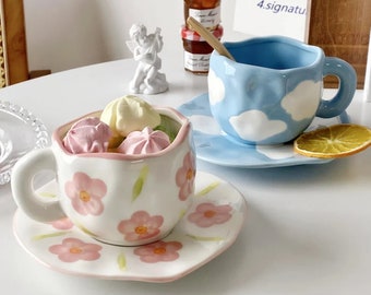 Tazza e piattino in ceramica dipinti a mano, motivo floreale a forma di nuvola