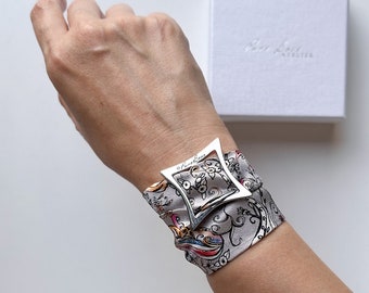Bracelet en soie grise avec diamants et fermoirs en argent (mini écharpe, tour de cou ou accessoires pour cheveux) Livraison gratuite dans le monde entier et boîte élégante en cadeau