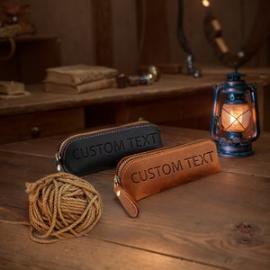 Cadeaux fête des pères Étui à stylos en cuir avec texte personnalisé Étui à stylos grande capacité Trousse à crayons à fermeture éclair Cadeaux personnalisés Cadeaux pour papa Cadeaux pour lui.