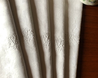 Lot de 5 grandes et raffinées serviettes de table blanches, monogrammées VF, brodées main, anciennes et résolument tendances