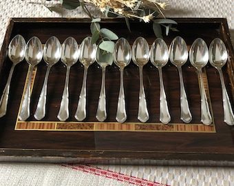 12 cuillères à café, décor filet violonné en métal argenté, attribuées à l'orfèvre Saglier