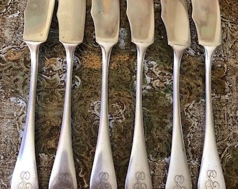 Couteaux à poissons en métal argenté, chiffrés monogramme SC