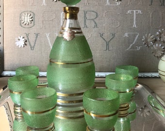 Servicio de licor de cristal esmerilado verde y dorado, compuesto por garrafa y 6 copas, de los años 40/50, vintage