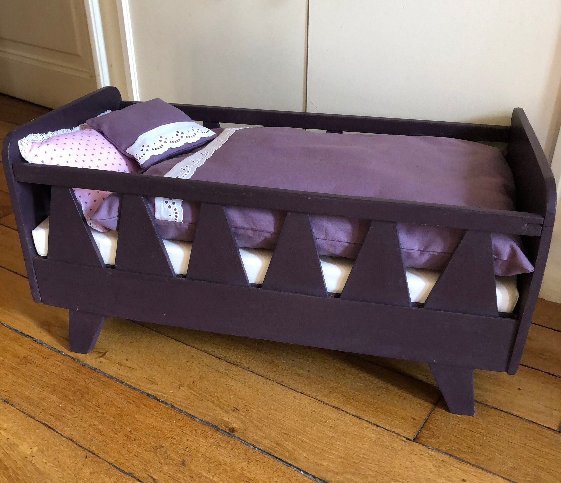 Un lit de poupée en bois - Marie Claire