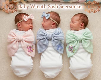 Personalisierte Seersucker Baby Schleife Kranz Schärpe - personalisierte Kinderzimmer Dekor, Baby-Dusche-Geschenk, Gender Reveal Andenken, bestickte Schleife Schärpe