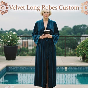 Può includere: Una lunga vestaglia in velluto verde acqua con cintura annodata e maniche ampie. La vestaglia ha il nome "Kim" ricamato sul petto. L'immagine include anche il testo "Velvet Long Robes Custom" e disegni circolari decorativi.