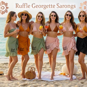 Può includere: Sei parei in georgette con volant nei colori oliva, arancione e rosa, ciascuno con la scritta Beach Please. I parei sono indossati sopra top e slip bikini in colori coordinati, alcuni con orlo a volant e chiusura a fiocco laterale.