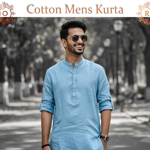 Op de afbeelding: Een lichtblauwe katoenen kurta met een opstaande kraag en een knoopsluiting. De mouwen zijn opgerold. De tekst "Cotton Mens Kurta" wordt bovenaan de afbeelding weergegeven.