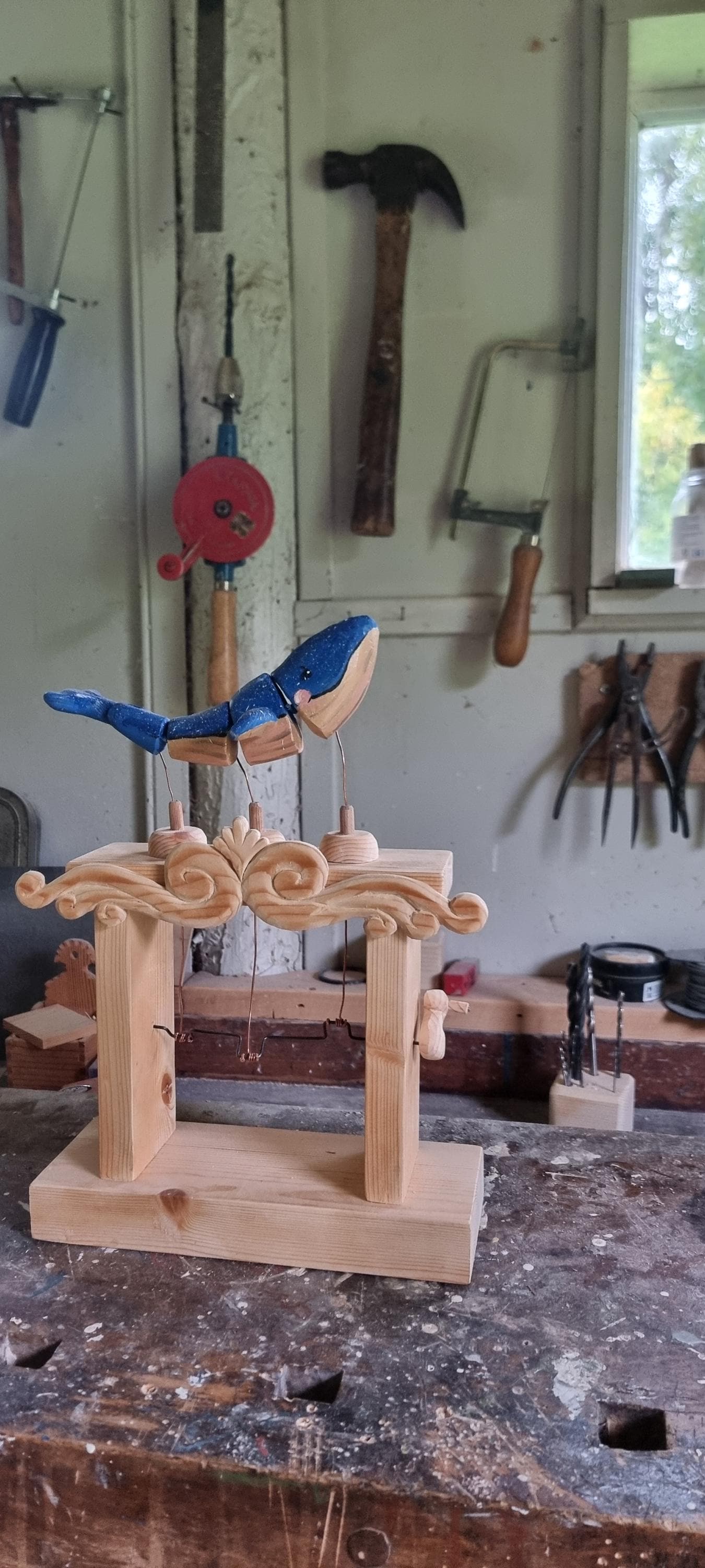 Pequeña ballena cósmica autómata escultura de madera arte cinético