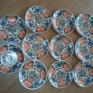 Rare set of 11 Moroccan taous plates, vintage porcelain plates, antique red and gold plates with peacocks. Antique plates from the 1970s.