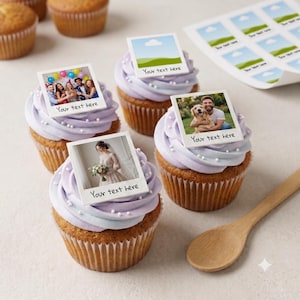 Könnte beinhalten: Vier Cupcakes mit helllila Frosting und weißen Zuckerperlen, jeweils belegt mit einem quadratischen essbaren Foto-Topper mit verschiedenen Bildern und dem Text Your text here, dazu ein Holzlöffel und ein Bogen mit weiteren Foto-Toppern.