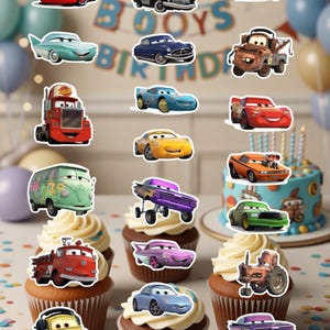 Peut inclure: Un ensemble de vingt-deux découpes en papier représentant divers personnages de voitures animées du film Cars, dont Flash McQueen, Martin et d'autres, conçues comme des décorations pour cupcakes et gâteaux d'anniversaire.