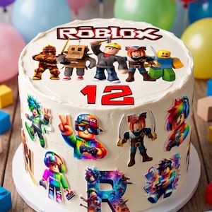 Peut inclure: Un gâteau rond au glaçage blanc décoré d'images de personnages Roblox et du chiffre 12 en rouge. Le dessus présente un logo Roblox et cinq figurines. Les côtés affichent divers personnages de jeu colorés et une grande lettre R imprimée.