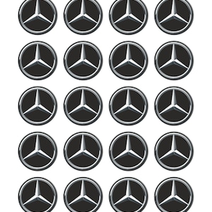 Peut inclure: Une feuille de vingt autocollants circulaires, chacun présentant le logo à trois branches Mercedes-Benz en noir et argent. Les autocollants sont disposés en une grille de cinq rangées et quatre colonnes, avec chaque emblème centré dans un cercle.
