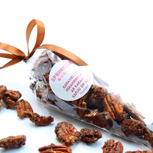 Nueces pecanas confitadas con cacao, café y sal. Envoltorio de regalo navideño. Dulce navideño. Frutos secos caramelizados. Regalo de Navidad. Dulces navideños. 80 g / 2,82 oz.