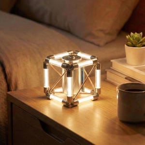 Lámpara LED DIY con forma de cubo de Rubik, lámpara de escritorio moderna de estilo industrial, base de madera.