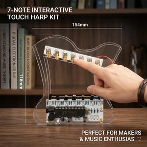 Peut inclure: Un kit de harpe tactile interactive à 7 notes en acrylique transparent. Le kit comprend une carte de circuit imprimé avec des composants électroniques et un capteur tactile. La harpe mesure 15,4 cm de large et 11,6 cm de haut. Le texte dit "7-NOTE INTERACTIVE TOUCH HARP KIT".