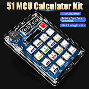 Peut inclure: Un kit de calculatrice 51 MCU en acrylique transparent avec une carte de circuit imprimé bleue. La calculatrice possède un affichage numérique et des boutons étiquetés pour les fonctions mathématiques et la conversion des codes de couleurs des résistances. Le texte sur l'image indique "Math Calculation" et "DIY Soldering Practice."