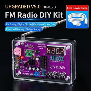 Puede incluir: Kit de radio FM DIY con carcasa transparente y placa de circuito púrpura. El kit incluye pantalla digital, sintonización FM y conexión para auriculares. El texto "UPGRADED V5.0" y "FM Radio DIY Kit" son visibles. Incluye un cable de alimentación gratuito.