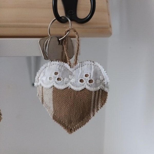 Porte clés en tissu ancien cœur | Naturel | Rustique | Toile à matelas | Fait à la main