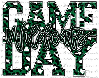 Puede incluir: Impresión de camuflaje verde y blanco con las palabras "GAME DAY" en letras negras delineadas. La palabra "Wildcats" está escrita en una fuente cursiva negra en el centro del diseño.