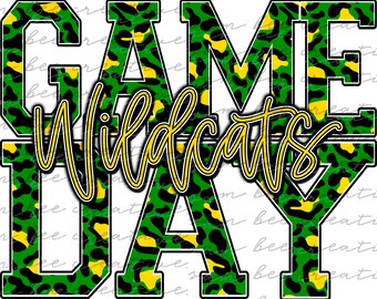 Puede incluir: Diseño gráfico con las palabras "GAME DAY WILDCATS". Las letras están rellenas con un estampado de leopardo verde y negro, delineadas en blanco, y la palabra "Wildcats" está en escritura amarilla. El diseño tiene un estilo universitario.