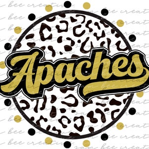 Könnte beinhalten: Ein schwarzer und weißer Leopardenmusterkreis mit goldenen Punkten am Rand. Das Wort "Apaches" ist in goldenen Buchstaben mit schwarzem Umriss in einer Retro-Schriftart geschrieben.