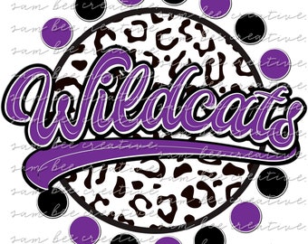 Puede incluir: Diseño gráfico con la palabra "Wildcats" en escritura morada con contorno negro, sobre un círculo con estampado de leopardo. El diseño incluye círculos morados y negros alternados alrededor del perímetro.