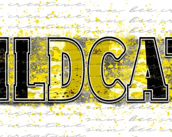 Puede incluir: Un diseño gráfico con la palabra "WILDCATS" en letras negras con contorno amarillo. Las letras están sobre un fondo gris y amarillo con un efecto de salpicadura.