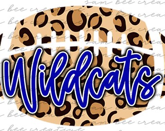Puede incluir: Un balón de fútbol marrón y beige con un diseño de estampado de leopardo. La palabra "Wildcats" está escrita en cursiva azul sobre el balón.