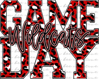 Puede incluir: Un gráfico blanco con las palabras "GAME DAY" en letras grandes, negritas y negras. Las letras están delineadas en rojo y rellenas con un patrón de leopardo rojo y blanco. La palabra "Wildcats" está escrita en cursiva en negro debajo de las palabras "GAME DAY".