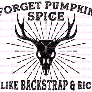 Puede incluir: Diseño gráfico en blanco y negro con una calavera de ciervo y astas. El texto dice "Forget Pumpkin Spice I Like Backstrap & Rice".