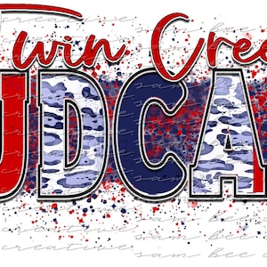 Puede incluir: Texto "Twin Creek Mudcats" en rojo, blanco y azul con un patrón de camuflaje. El texto está estilizado con un efecto de pintura salpicada.