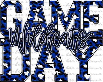 Puede incluir: Gráfico digital con las palabras "GAME DAY Wildcats" en una fuente audaz de estilo universitario. Las letras están rellenas con un patrón de estampado de leopardo azul y negro, delineado en blanco y negro. La palabra "Wildcats" está en cursiva.