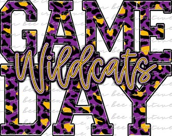 Puede incluir: Gráfico de estampado de leopardo morado y dorado con el texto "GAME DAY" y "Wildcats" en contorno amarillo.