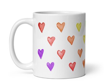 Taza de café con forma de corazón pintada a mano con corazones de arcoíris