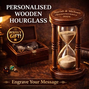 Könnte beinhalten: Personalisierte Holz-Sanduhr mit dunkler Holzoberfläche. Auf der Oberseite steht "Sarah & Michael Anniversary 2024". Die Sanduhr enthält Sand und wird mit einer Holzbox und dem Text "Engrave Your Message" präsentiert.