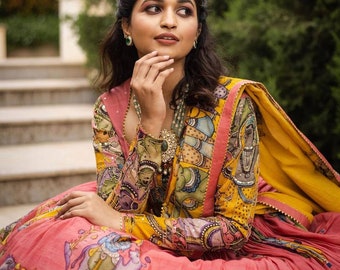 Lehenga de color rojo Kalamkari pintado a mano con blusa y Dupatta amarilla para fiesta y boda